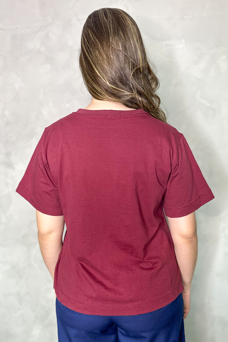 Camiseta malha algodão bordô com laço preto