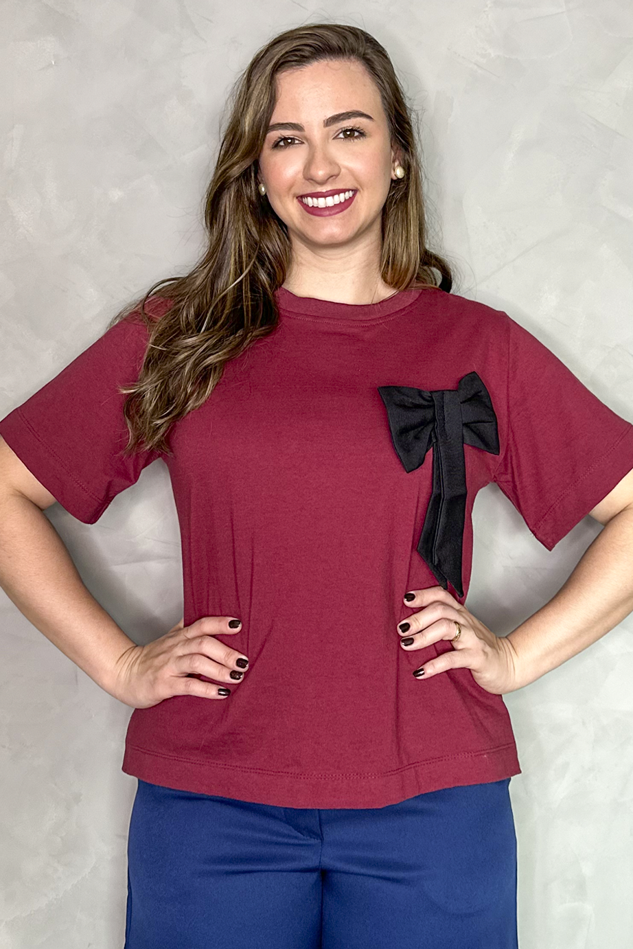 Camiseta malha algodão bordô com laço preto