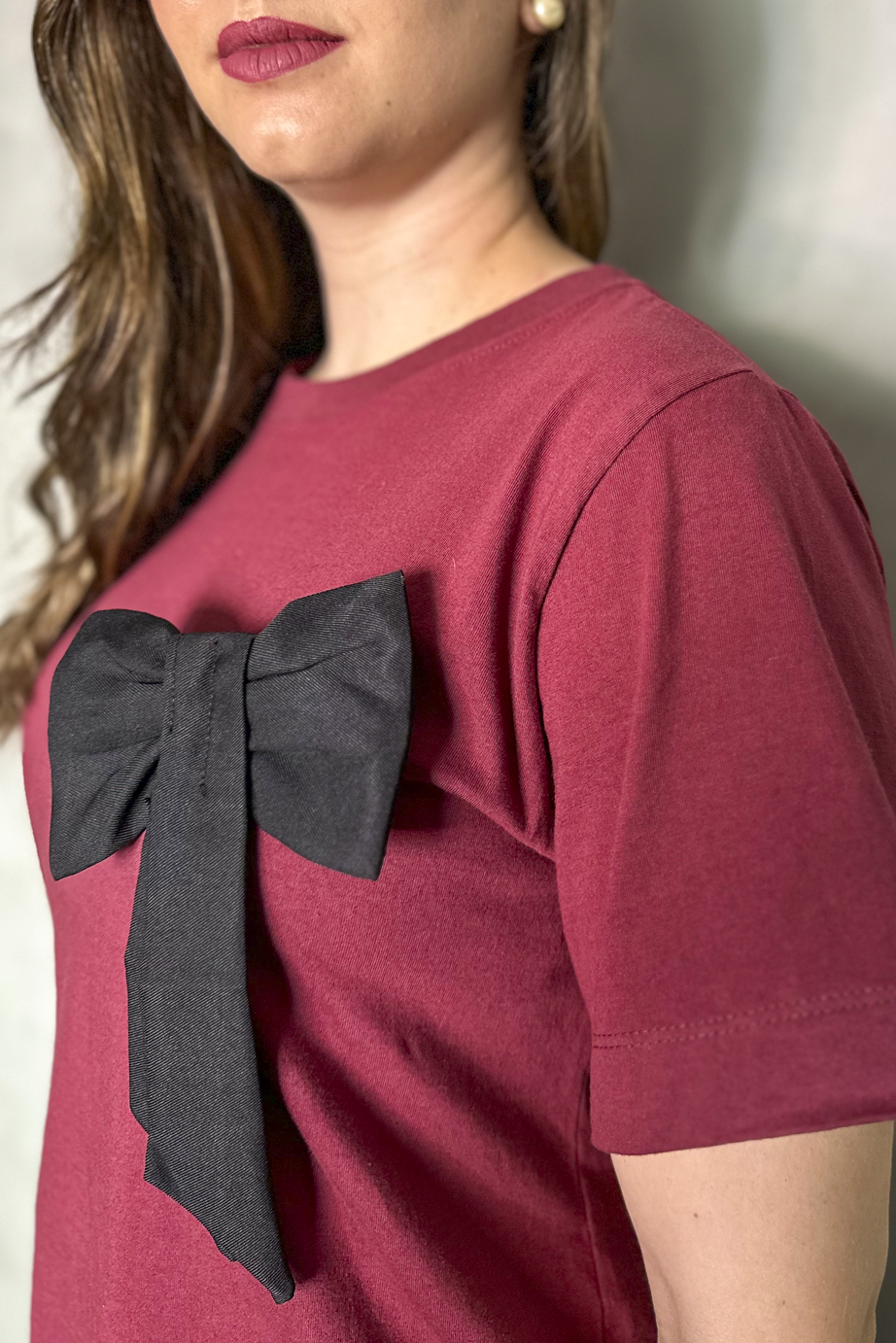 Camiseta malha algodão bordô com laço preto