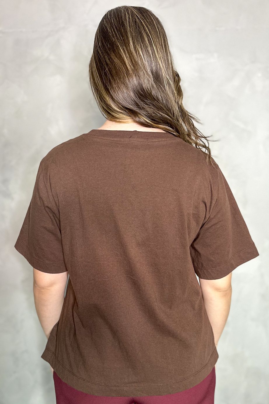 Camiseta malha algodão marrom com laço preto