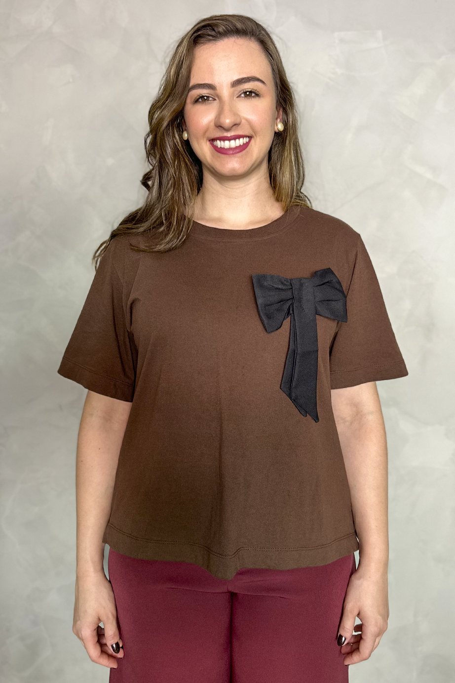 Camiseta malha algodão marrom com laço preto
