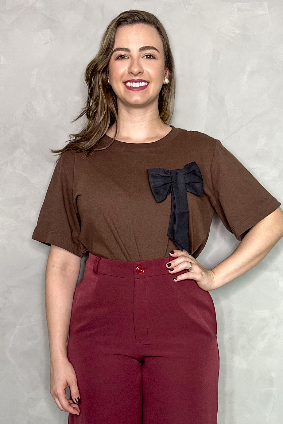 Camiseta malha algodão marrom com laço preto