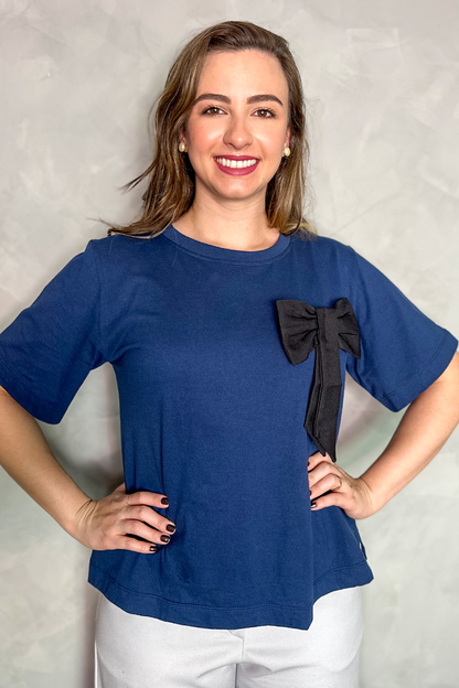 Camiseta malha algodão azul com laço preto