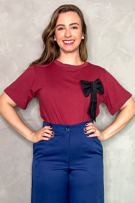 Camiseta malha algodão bordô com laço preto