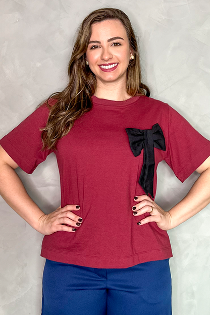 Camiseta malha algodão bordô com laço preto