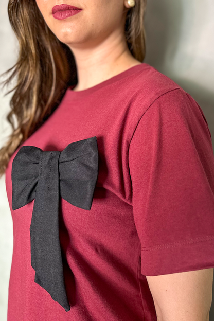 Camiseta malha algodão bordô com laço preto