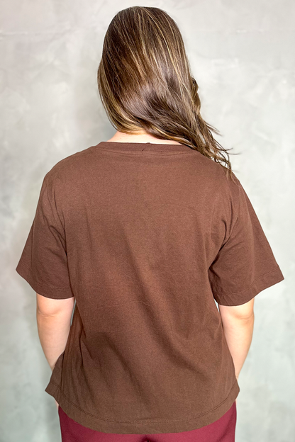 Camiseta malha algodão marrom com laço preto
