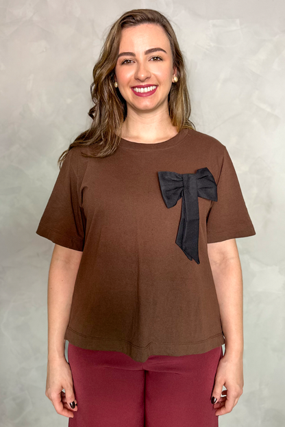 Camiseta malha algodão marrom com laço preto