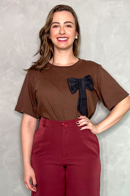 Camiseta malha algodão marrom com laço preto